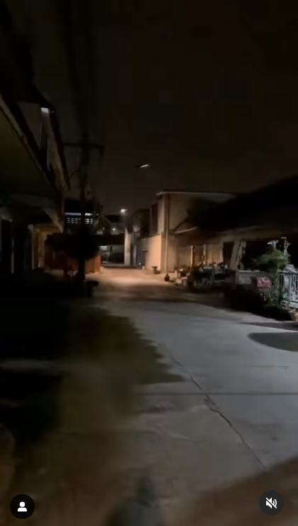 Momen Lampu Jalan Kedap Kedip di Tengah Malam, Suasana Mirip Scene Film Horor