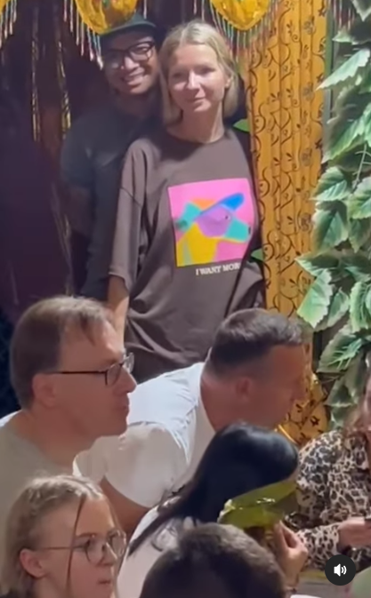 Viral Wanita Polandia Nikah dengan Pria Sinjai, Keluarga Bule Datang Duduk Lesehan Jadi Sorotan