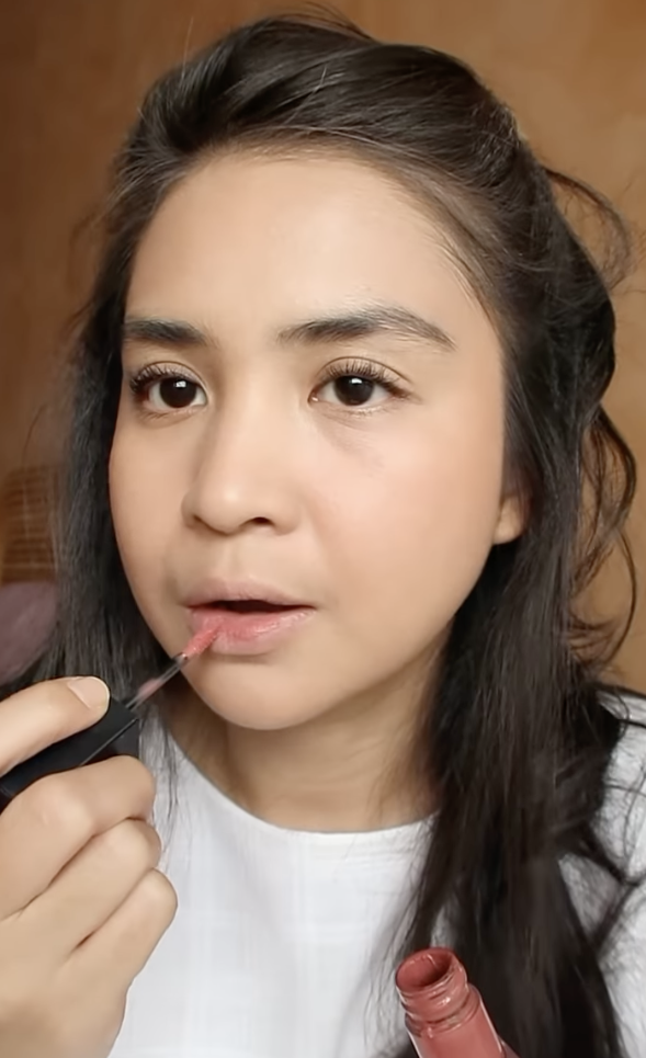 Memakai Lipstik