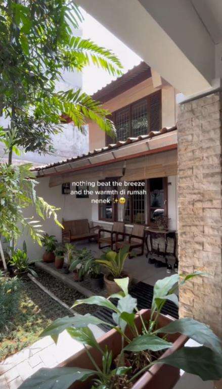 Potret rumah tua dalam gang sempit di Jakarta Selatan