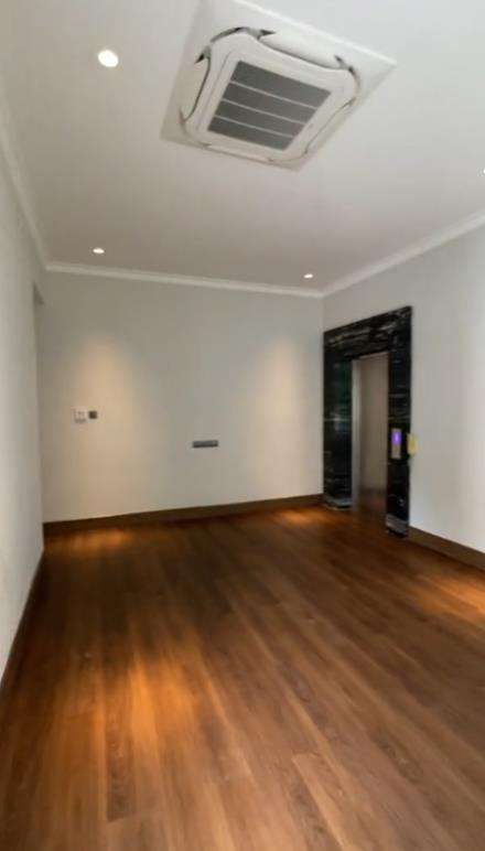 Rumah mewah dan luas seharga 43 miliar bonus lift.