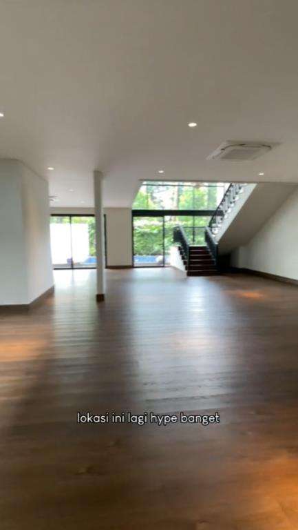 Rumah mewah dan luas seharga 43 miliar bonus lift.