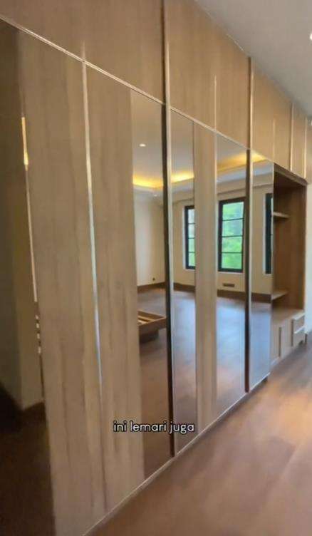 Rumah mewah dan luas seharga 43 miliar bonus lift.