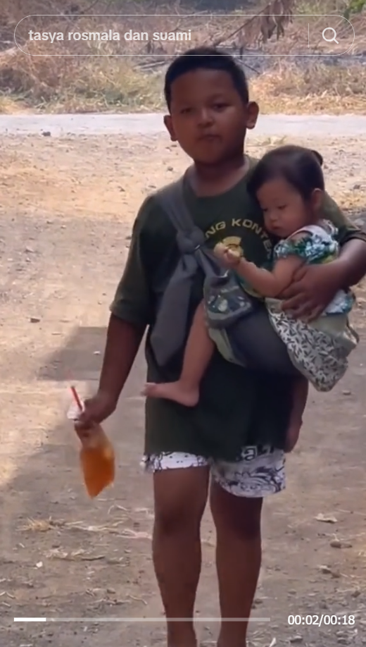Keakraban Bocah Lelaki Gendong Adik Perempuan Masih Balita, Menyentuh Hati yang Melihatnya