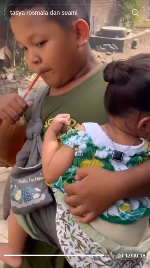 Keakraban Bocah Lelaki Gendong Adik Perempuan Masih Balita, Menyentuh Hati yang Melihatnya