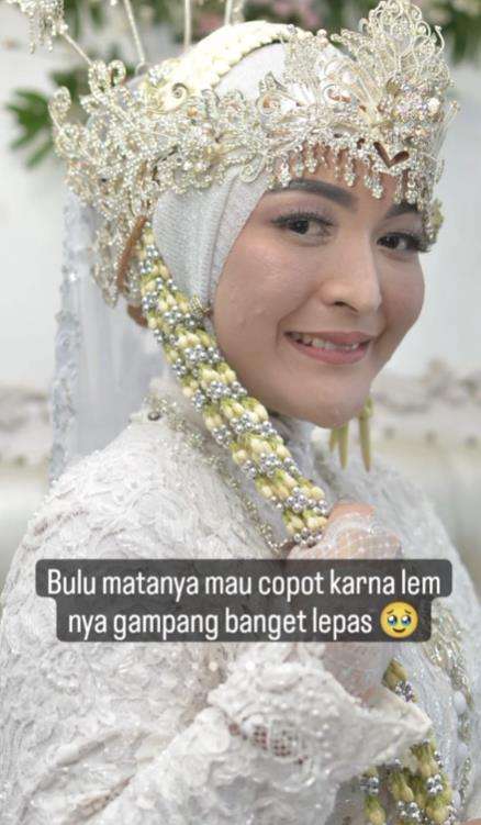 Pengantin wanita kecewa pakai MUA pilihan orangtua.