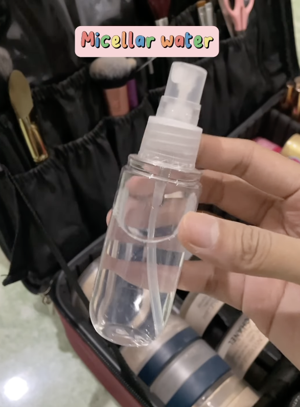Membersihkan Kuas Makeup