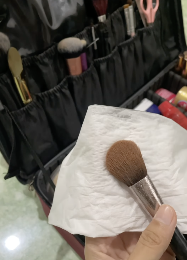 Membersihkan Kuas Makeup