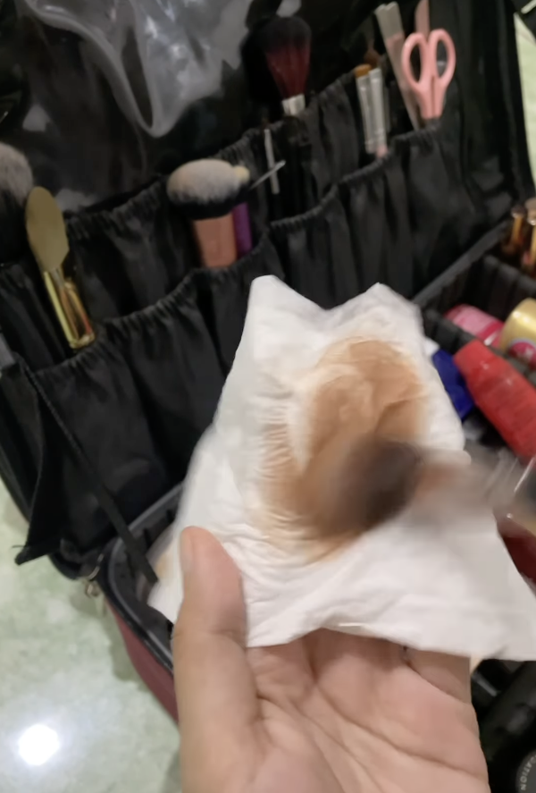 Membersihkan Kuas Makeup