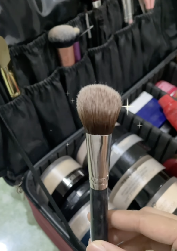 Membersihkan Kuas Makeup