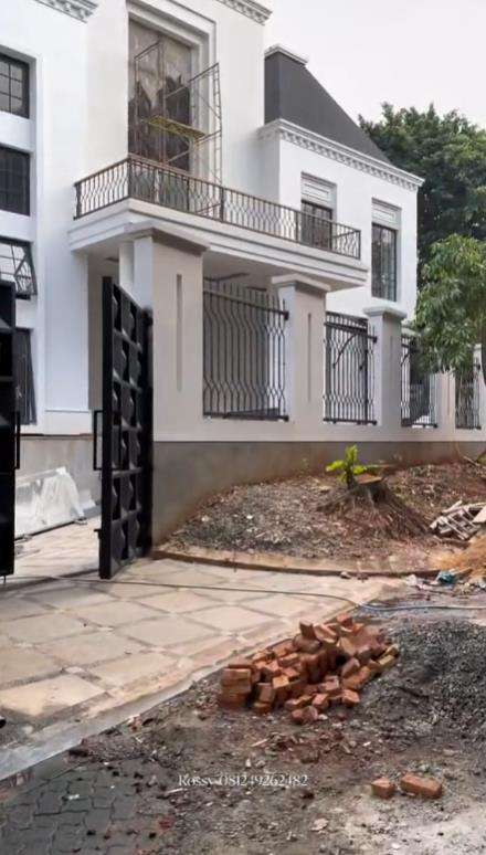 Rumah mewah di Pondok Indah, atapnya luas bisa buat hajatan.