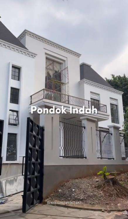 Rumah mewah di Pondok Indah, atapnya luas bisa buat hajatan.