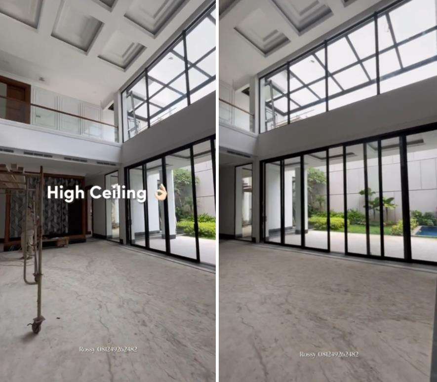 Rumah mewah di Pondok Indah, atapnya luas bisa buat hajatan.
