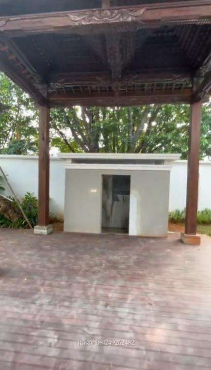 Rumah mewah di Pondok Indah, atapnya luas bisa buat hajatan.