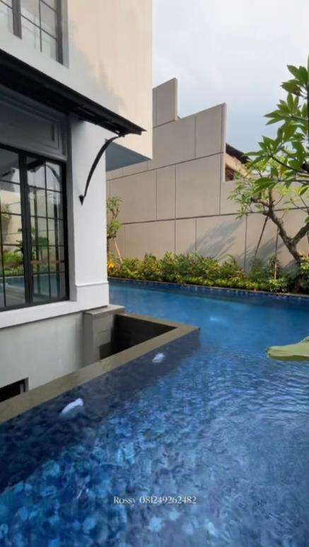 Rumah mewah di Pondok Indah, atapnya luas bisa buat hajatan.