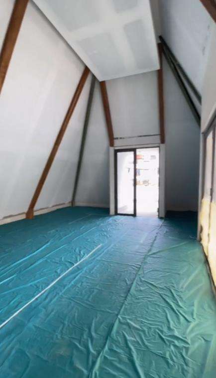 Rumah mewah di Pondok Indah, atapnya luas bisa buat hajatan.