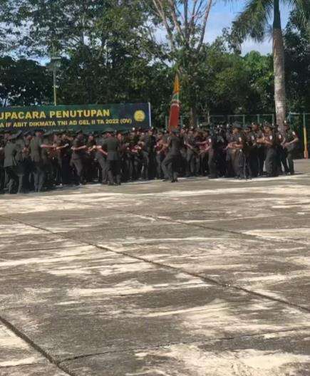 Viral bocah SD gabung barisan dan bareng prajurit TNI nyanyikan yel-yel.