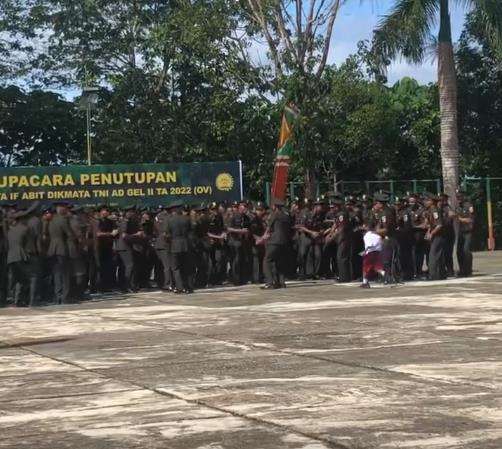 Viral bocah SD gabung barisan dan bareng prajurit TNI nyanyikan yel-yel.