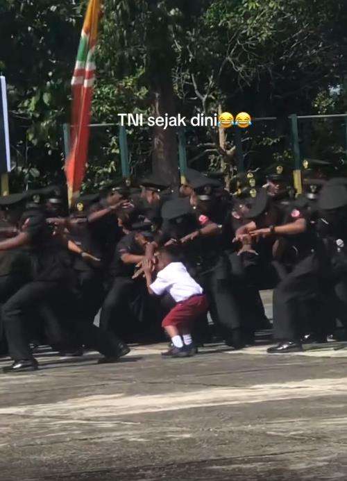 Viral bocah SD gabung barisan dan bareng prajurit TNI nyanyikan yel-yel.