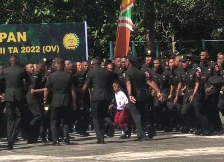 Viral bocah SD gabung barisan dan bareng prajurit TNI nyanyikan yel-yel.