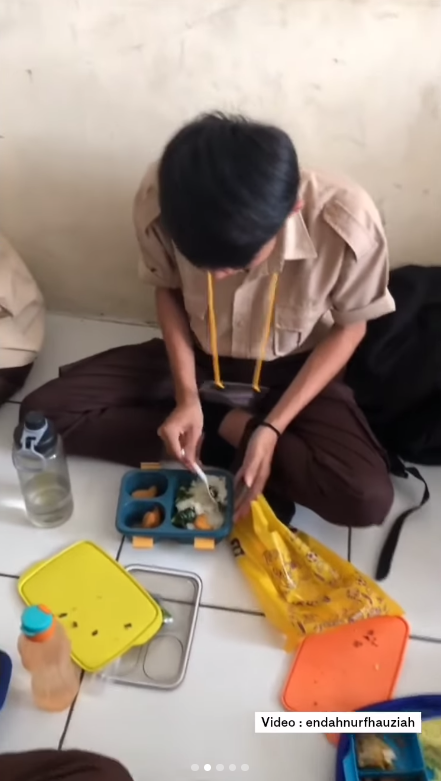 Momen Siswa Adu Mekanik Bekal Sekolah, Makan Bareng di Pojok Kelas Bikin yang Lihat Bernostalgia