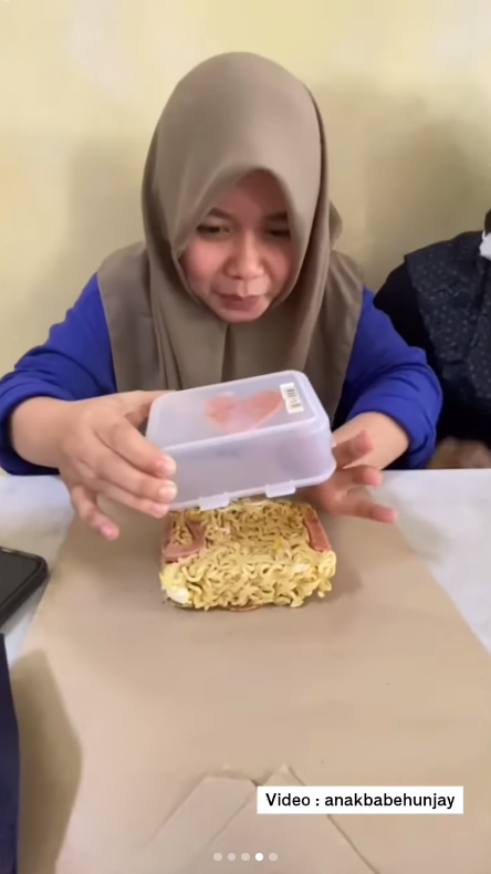 Momen Siswa Adu Mekanik Bekal Sekolah, Makan Bareng di Pojok Kelas Bikin yang Lihat Bernostalgia