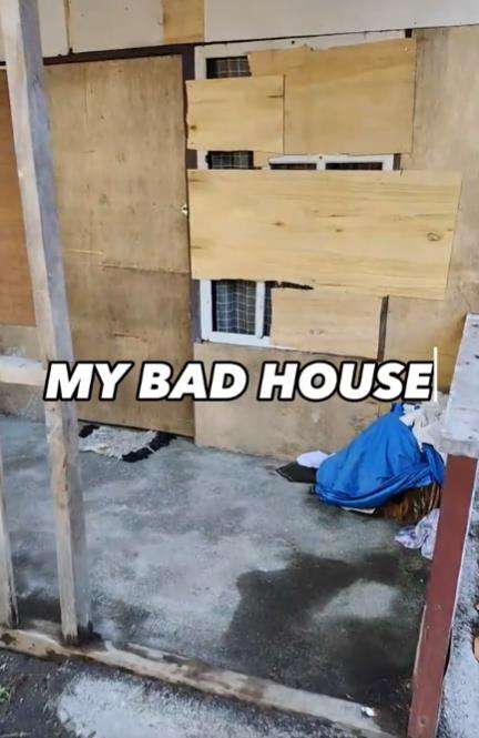 Dari depan mirip gudang, pas masuk ternyata kamar estetik.