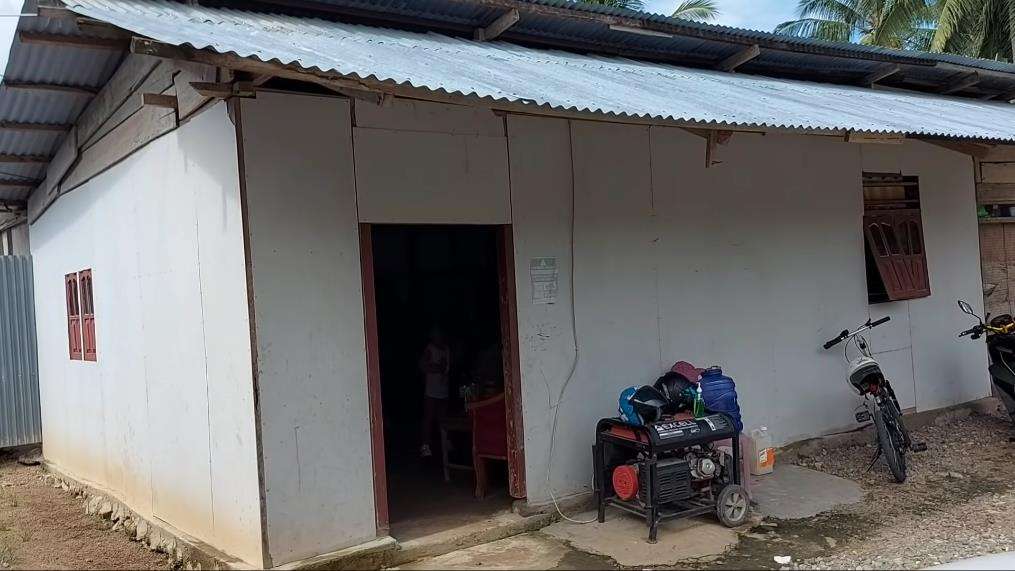 Rumah triplek beratap seng ini punya kamar super mewah.