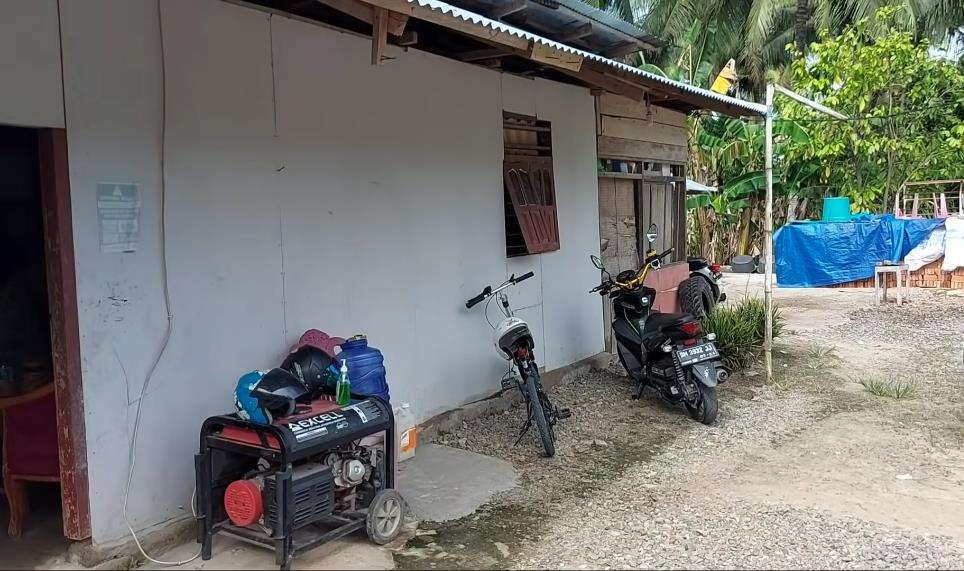 Rumah triplek beratap seng ini punya kamar super mewah.