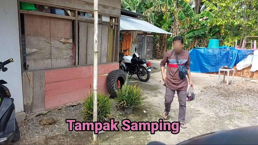 Rumah triplek beratap seng ini punya kamar super mewah.