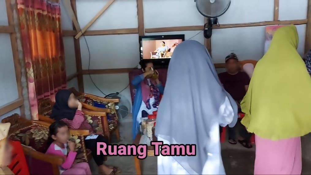 Rumah triplek beratap seng ini punya kamar super mewah.