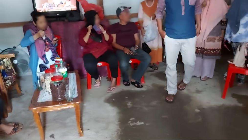 Rumah triplek beratap seng ini punya kamar super mewah.