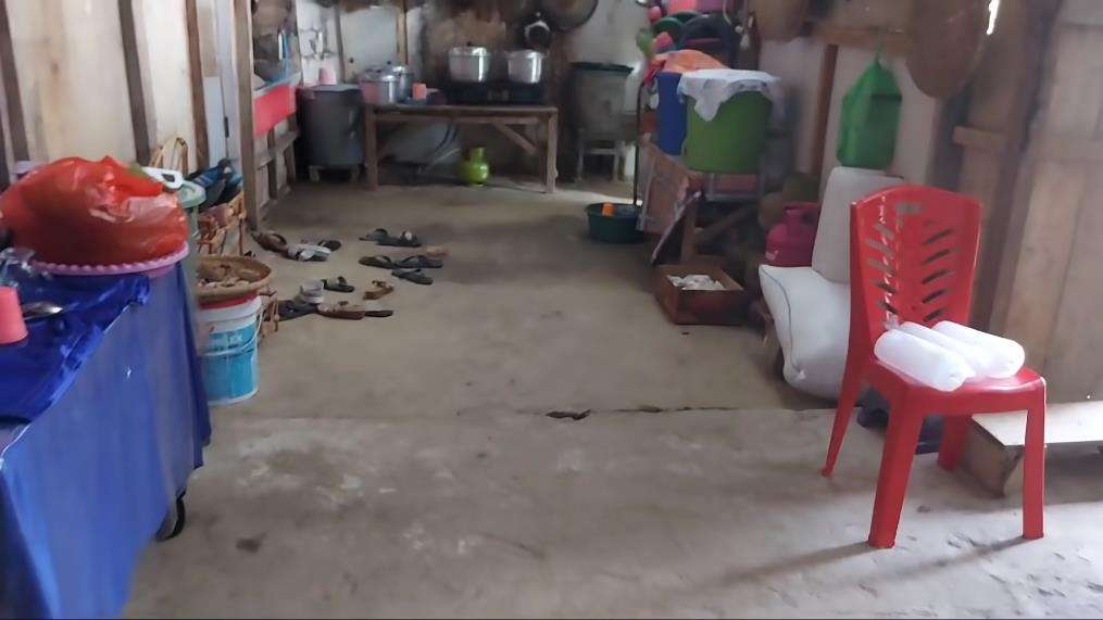 Rumah triplek beratap seng ini punya kamar super mewah.