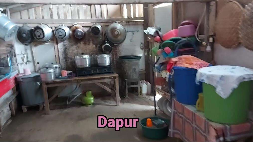 Rumah triplek beratap seng ini punya kamar super mewah.