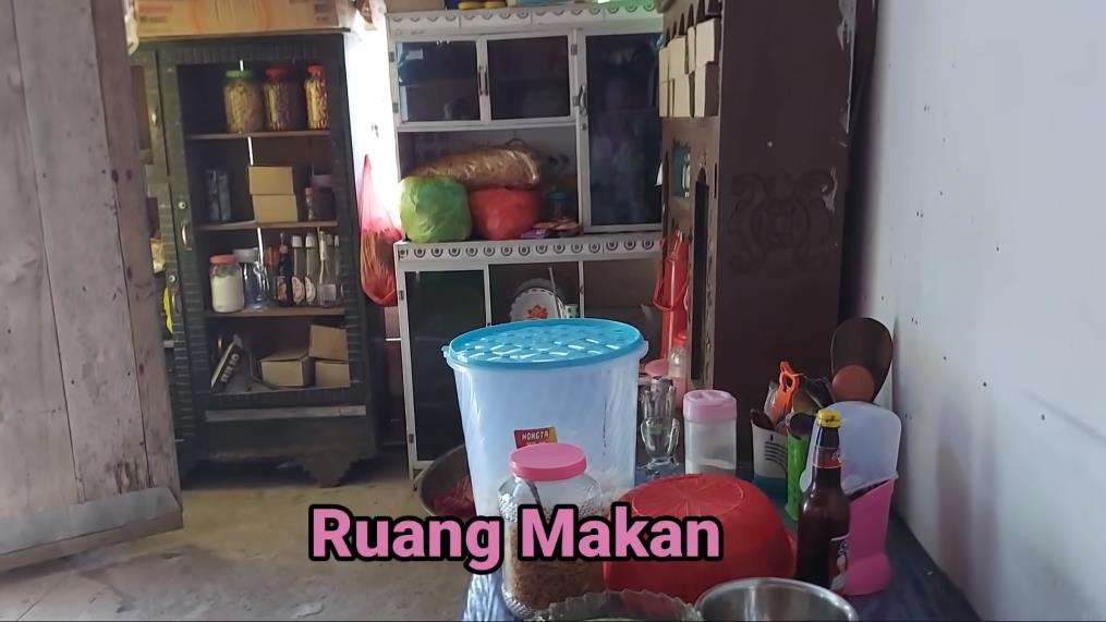 Rumah triplek beratap seng ini punya kamar super mewah.