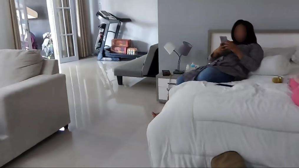Rumah triplek beratap seng ini punya kamar super mewah.