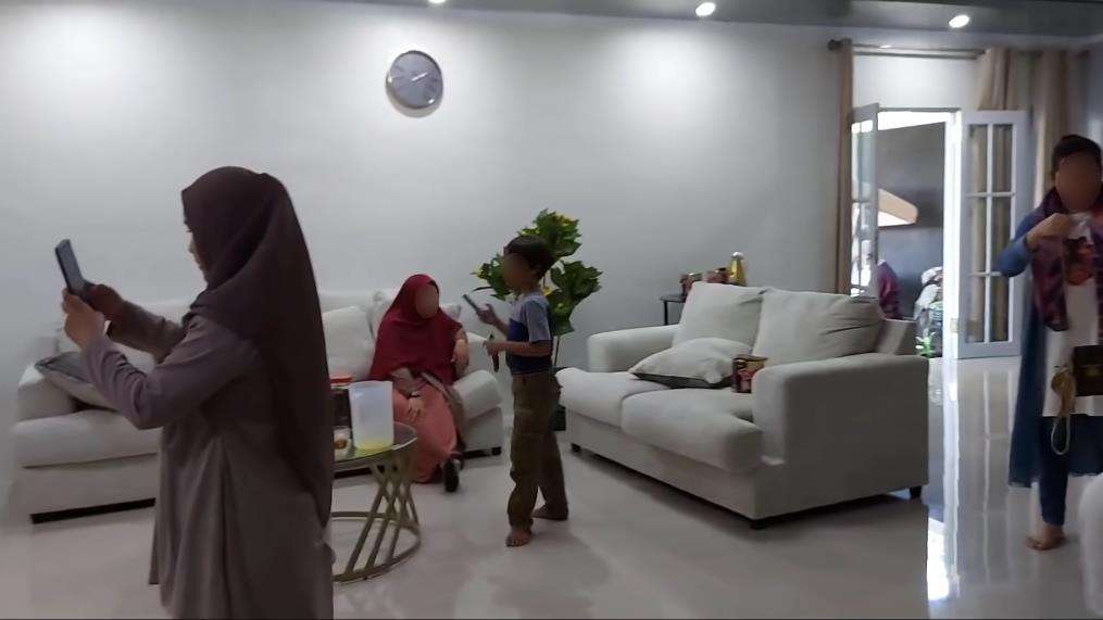 Rumah triplek beratap seng ini punya kamar super mewah.