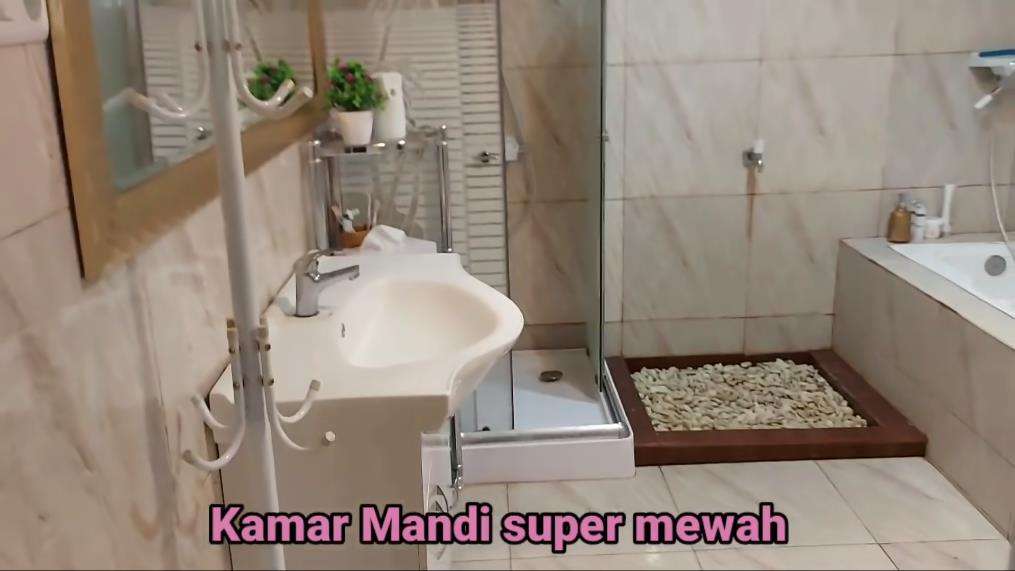 Rumah triplek beratap seng ini punya kamar super mewah.