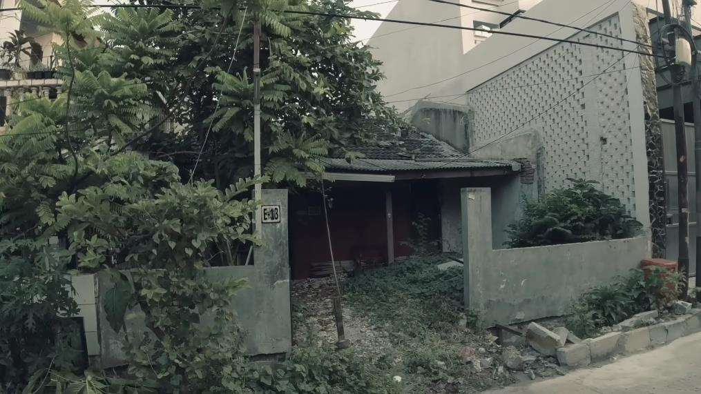 Potret rumah Mbak Putri yang hidup tanpa air bersih dan listrik di Jakarta Utara.