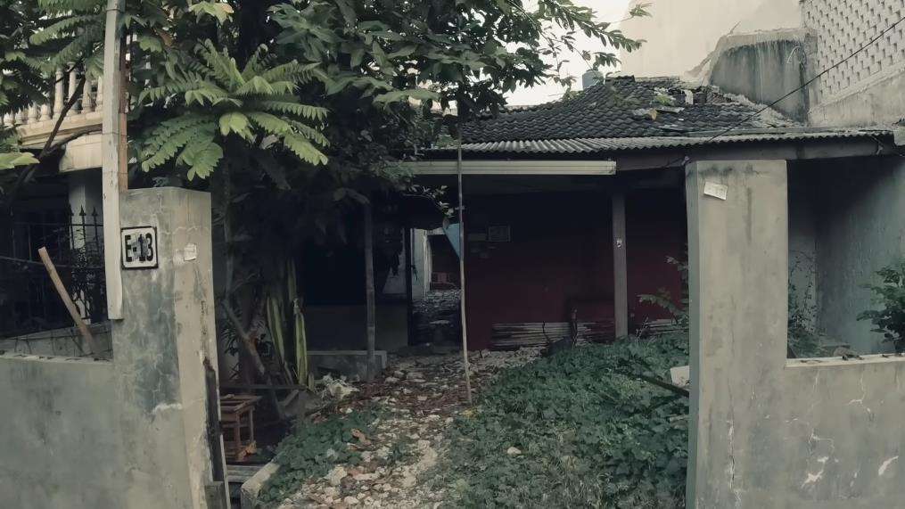 Potret rumah Mbak Putri yang hidup tanpa air bersih dan listrik di Jakarta Utara.