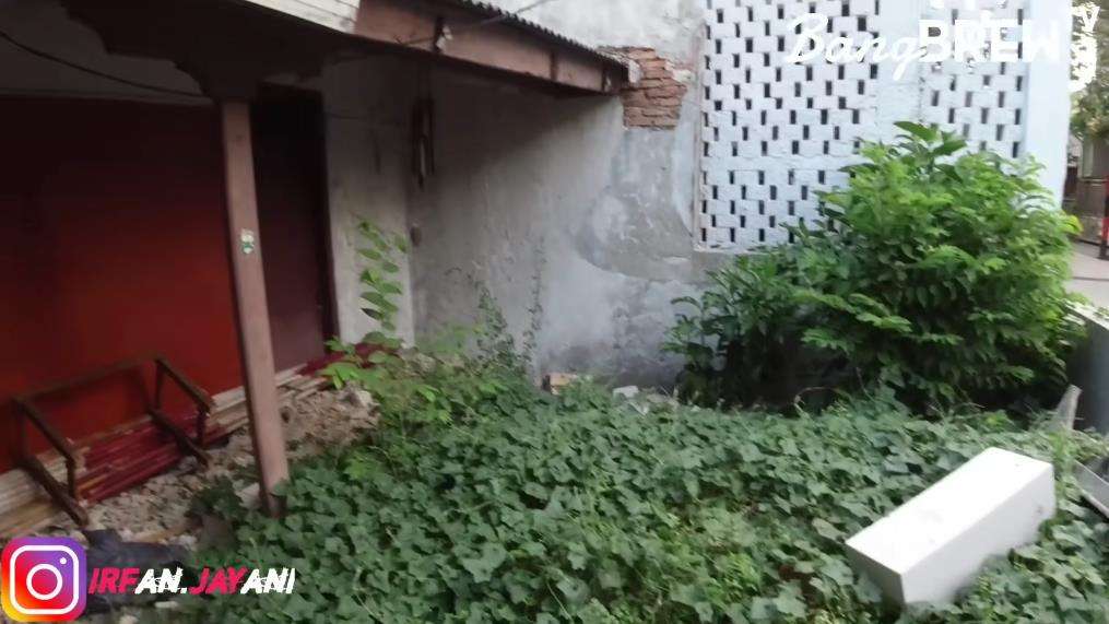 Potret rumah Mbak Putri yang hidup tanpa air bersih dan listrik di Jakarta Utara.