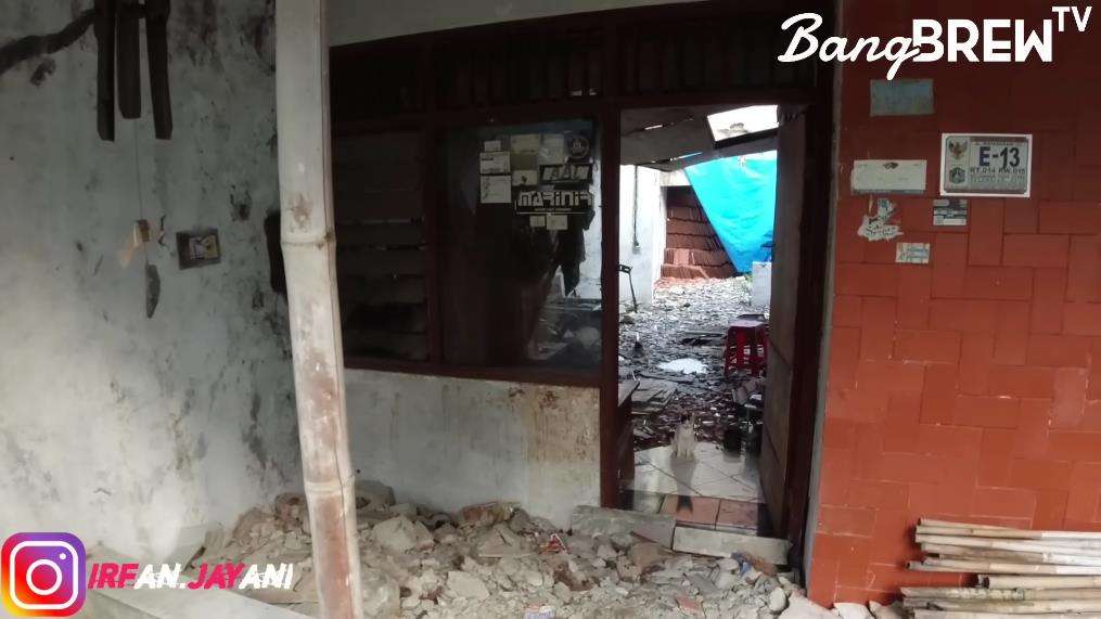 Potret rumah Mbak Putri yang hidup tanpa air bersih dan listrik di Jakarta Utara.