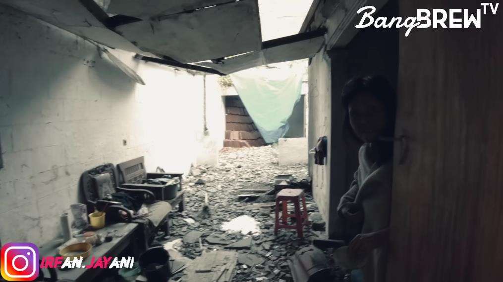 Potret rumah Mbak Putri yang hidup tanpa air bersih dan listrik di Jakarta Utara.