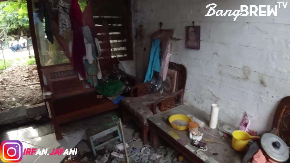 Potret rumah Mbak Putri yang hidup tanpa air bersih dan listrik di Jakarta Utara.