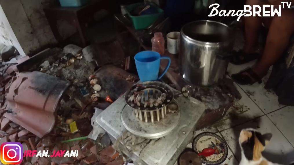 Potret rumah Mbak Putri yang hidup tanpa air bersih dan listrik di Jakarta Utara.