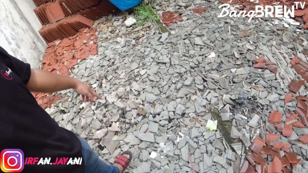 Potret rumah Mbak Putri yang hidup tanpa air bersih dan listrik di Jakarta Utara.