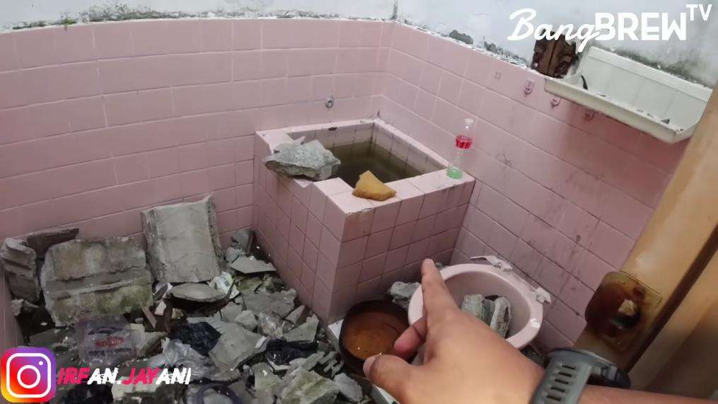 Potret rumah Mbak Putri yang hidup tanpa air bersih dan listrik di Jakarta Utara.