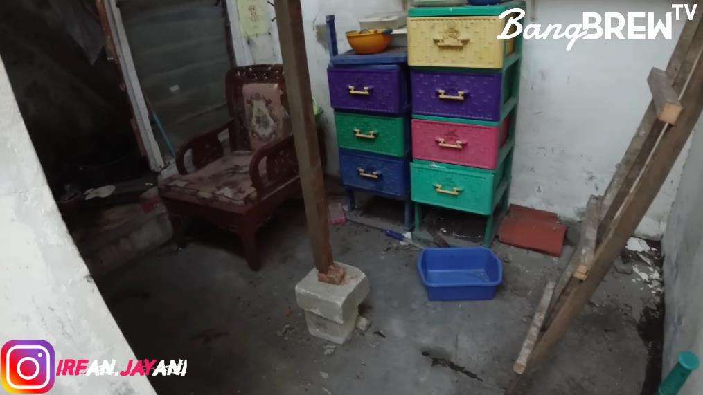 Potret rumah Mbak Putri yang hidup tanpa air bersih dan listrik di Jakarta Utara.