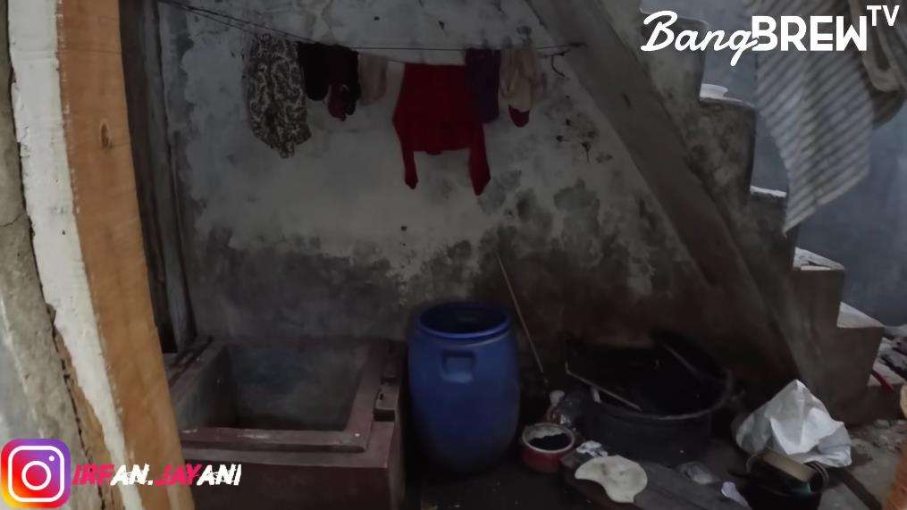 Potret rumah Mbak Putri yang hidup tanpa air bersih dan listrik di Jakarta Utara.