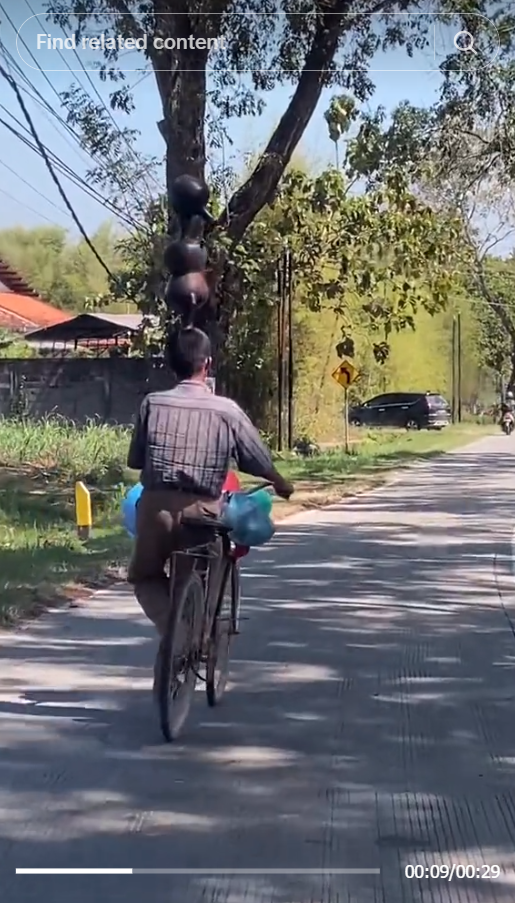 Skill di Luar Nalar! Pria Bawa Tiga Kendi di Atas Kepala Sambil Kayuh Sepeda, Tersusun Kokoh Tak Terjatuh